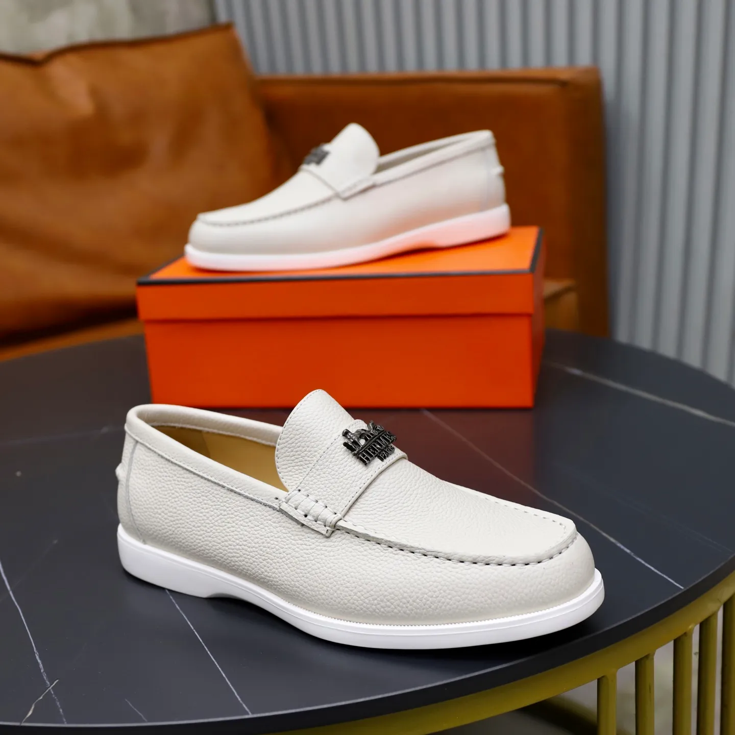 Ex-factory price: 560💰Hermès/Hermès slip-on men's shoes. This shoe is made of imported pebbled cowhide. It has simple and smooth lines and is combined with aerodynamically designed 3CM rubber foam ultra-light soles! Youthful and fashionable, classic H-shaped hardware buckle decoration, calf lining gently wraps the feet, with logo cowhide feet, casual and urban style, highlighting youthful vitality, sports and leisure version, super versatile, code number: 38-39-40-41-42-43-44 standard leather shoe size (45 can be customized but does not support returns)